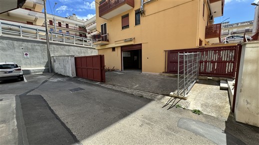 P  R  E  Z  Z  O     R  I  B  A  S  S  A  T  O  -  Locale Deposito con Spazio Esterno Privato